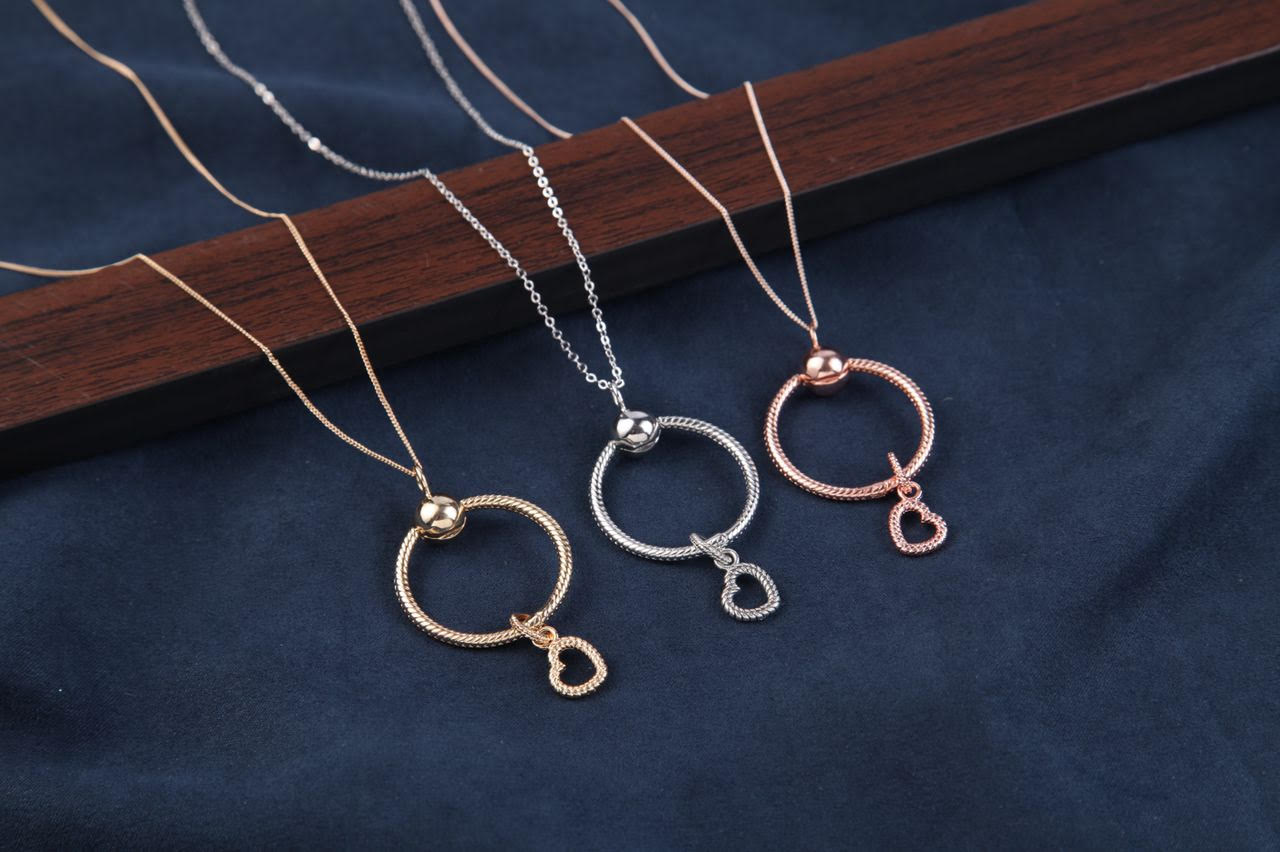 O-Shaped Pendant Necklace with Heart - 3 Colours